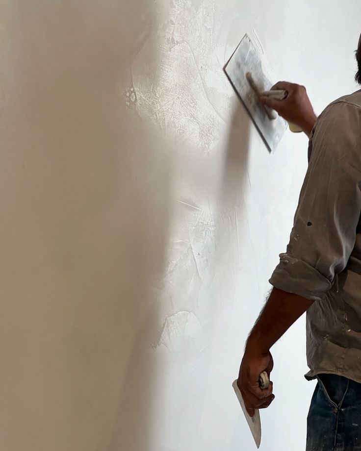Handwerker beim Verputzen einer Wand